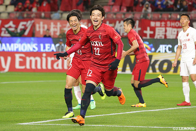後半立ち上がり早々にCKから追加点を獲得した西 大伍（鹿島/#22）と駆け寄る金崎 夢生（#10）【ACL ラウンド16 第1戦 鹿島vs上海上港】
