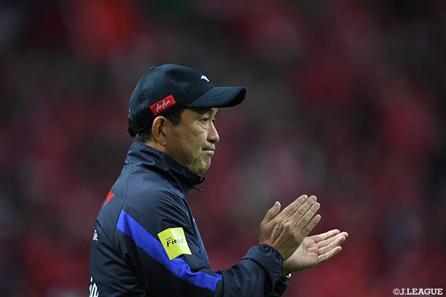 失点後、選手を鼓舞する風間 八宏監督（名古屋）【ルヴァンカップ GS 第5節 浦和vs名古屋】