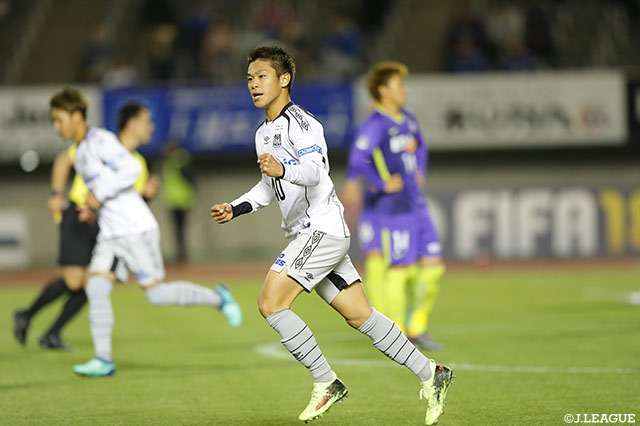 2点ビハインドで迎えた52分、狙い澄ました低いシュートで1点を返しガッツポーズの食野 亮太郎（Ｇ大阪）【ルヴァンカップ GS 第5節 広島vsＧ大阪】