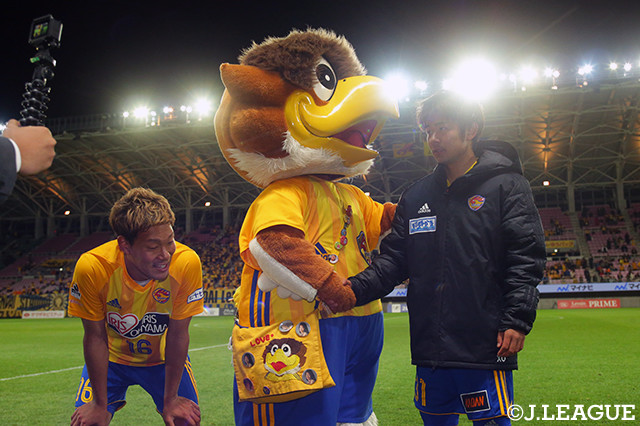 ハットトリック達成と大爆発の茂木　駿佑（仙台／右）は、試合後ベガッ太くんとガッチリ握手！【ルヴァンカップ GS 第5節 仙台vs横浜FM】