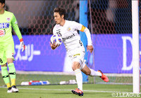 この日キャプテンマークを巻いた島田　譲（長崎）。1点を返し、さらに同点ゴールを狙った【ルヴァンカップ GS 第5節 鳥栖vs長崎】