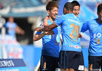 こぼれ球に反応した佐藤 謙介が押し込み、横浜FCが待望の先制点を獲得！【明治安田Ｊ２ 第14節 横浜FCvs熊本】