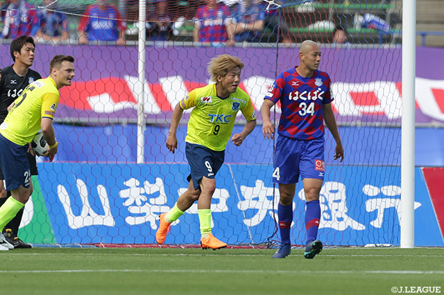 大黒 将志が後方からの浮き球をボレーで叩き込み、栃木が1点を返す【明治安田Ｊ２ 第14節 甲府vs栃木】