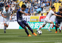 エウレー（福岡）が豪快にPKを決め福岡が点差を2点に広げる【明治安田Ｊ２ 第14節 福岡vs愛媛】