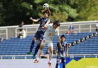 岩下 敬輔（福岡）と激しい空中戦をみせる丹羽 詩温（愛媛）【明治安田Ｊ２ 第14節 福岡vs愛媛】