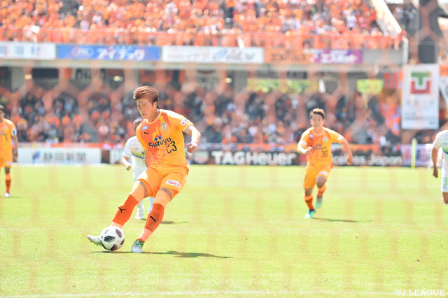 PKから先制弾を叩き込む北川 航也（清水）。ボールはきっちりとネットを揺らした【明治安田Ｊ１ 第14節 清水vs湘南】