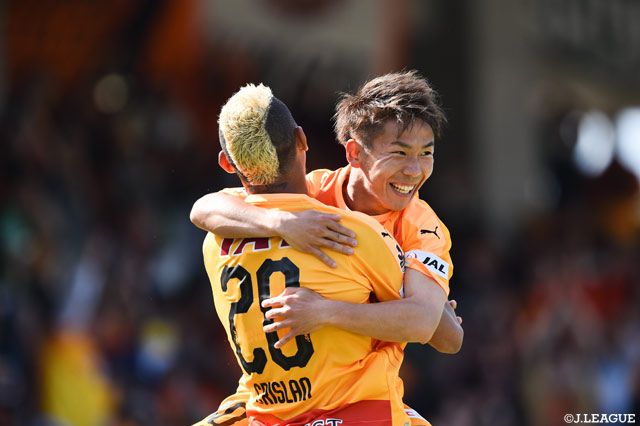 クリスランと見事な連携プレーで4得点目を獲得した金子 翔太（清水）【明治安田Ｊ１ 第14節 清水vs湘南】