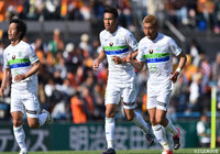 後半ATに野田 隆之介（中央）がこぼれ球に反応して詰め、湘南が点差を2点に縮める！【明治安田Ｊ１ 第14節 清水vs湘南】