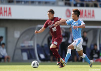 必死にボールを追いかける増山 朝陽（神戸）と田口 泰士（磐田）【明治安田Ｊ１ 第14節 磐田vs神戸】