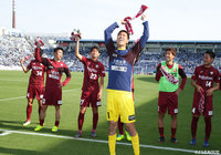 アウェイで勝利を飾り、ファン・サポーターと共に喜ぶ神戸の選手達【明治安田Ｊ１ 第14節 磐田vs神戸】