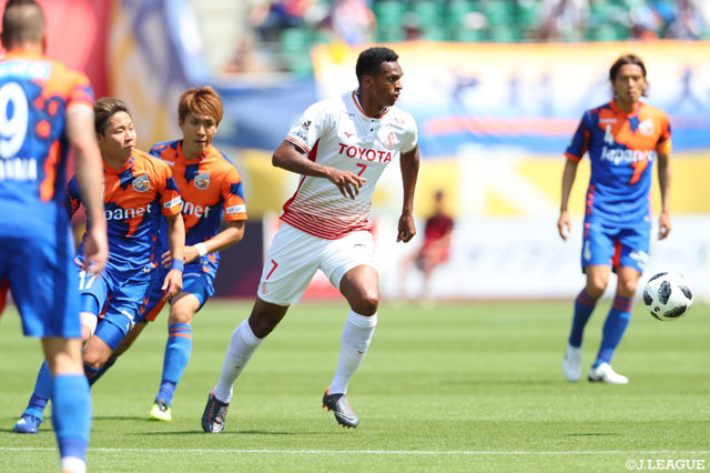 先制点が欲しい名古屋は、ジョーが積極的に狙うがなかなか決められない【明治安田Ｊ１ 第14節 長崎vs名古屋】