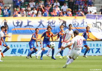 FKを獲得した名古屋。ガブリエル シャビエルは前線へロングフィードを供給するが、DFにクリアされる【明治安田Ｊ１ 第14節 長崎vs名古屋】