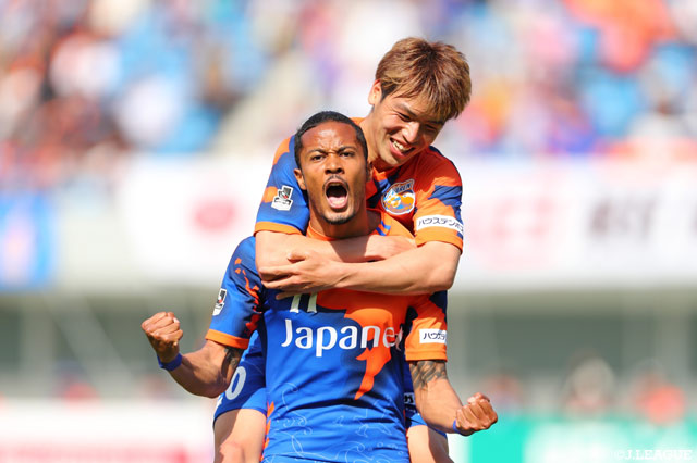 ヘディングシュートを決め、雄たけびを上げる鈴木 武蔵（長崎）【明治安田Ｊ１ 第14節 長崎vs名古屋】