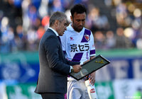 初陣となったジュロヴスキー監督の指示を聞く田中 マルクス闘莉王（京都）【明治安田Ｊ２ 第14節 徳島vs京都】