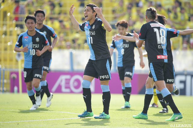 強烈なミドルシュートを決めた小林 悠（#11）。川崎Ｆが同点に追いつく【明治安田Ｊ１ 第14節 柏vs川崎Ｆ】