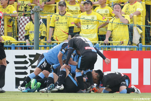 後半AT、鈴木 雄斗が劇的な決勝ゴールをもぎ取り、喜びを爆発させる川崎Ｆの選手たち【明治安田Ｊ１ 第14節 柏vs川崎Ｆ】