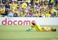 痛恨の逆転負けに、ピッチに倒れこむクリスティアーノ（柏）【明治安田Ｊ１ 第14節 柏vs川崎Ｆ】