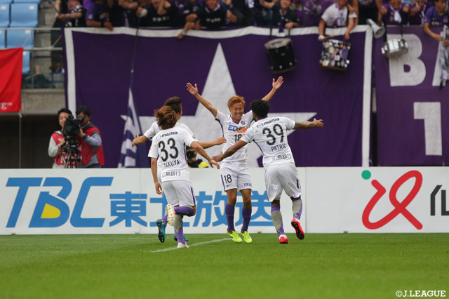 得意のドリブル突破から逆転弾を放った柏 好文（広島/#18）【明治安田Ｊ１ 第14節 仙台vs広島】