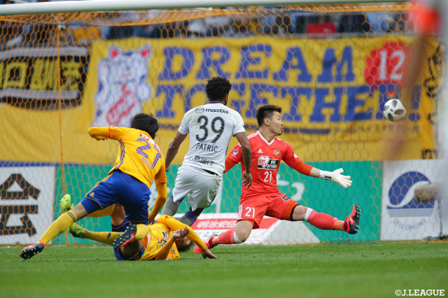 寄せて来たDFをなぎ倒し、一気にGKと1対1になるパトリック（広島）。右足でトドメの一発を突き刺した【明治安田Ｊ１ 第14節 仙台vs広島】