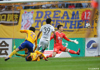 寄せて来たDFをなぎ倒し、一気にGKと1対1になるパトリック（広島）。右足でトドメの一発を突き刺した【明治安田Ｊ１ 第14節 仙台vs広島】