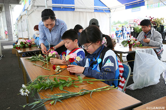 ミニフラワーアレンジメントを作る子供たち。お母さんもきっと喜ぶよ！【明治安田Ｊ２ 第14節 水戸vs岡山】
