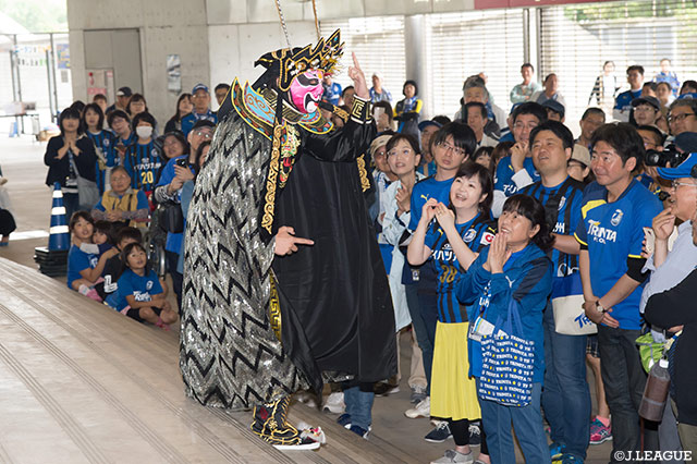 WAZUMAさんによる中国の伝統芸能「変面」を取り入れたステージマジック！大盛況です！！【明治安田Ｊ２ 第14節 大分vs岐阜】