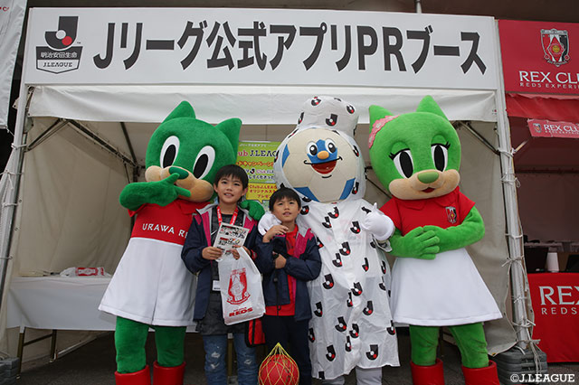 レアな組み合わせ？！Ｊリーグキング、シャーレくん、ディアラちゃんと記念撮影！【明治安田Ｊ１ 第14節 浦和vs鳥栖】