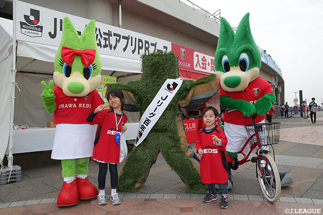 Mr.ピッチ、レディア＆フレンディアと『はい、チーズ』♪【明治安田Ｊ１ 第14節 浦和vs鳥栖】