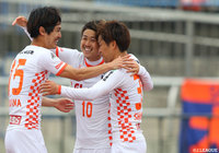 DFの間から飛び出した大前 元紀（大宮/#10）がパスをワンタッチで流し込み先制点を獲得【明治安田Ｊ２ 第14節 山形vs大宮】