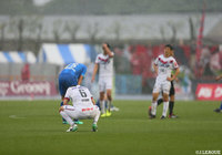 試合終了後うなだれる岡山の選手たち。これで3試合勝利から遠ざかった【明治安田Ｊ２ 第14節 水戸vs岡山】