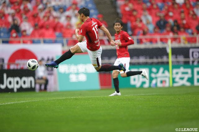 長澤 和輝（浦和）が右足で放ったシュートは相手DFに阻まれゴールとはならず【明治安田Ｊ１ 第14節 浦和vs鳥栖】