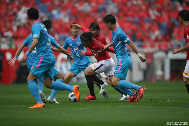 今季6ゴールを決めている興梠 慎三（浦和）に対し、鳥栖守備陣は厳しいマークを見せる【明治安田Ｊ１ 第14節 浦和vs鳥栖】