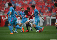 今季6ゴールを決めている興梠 慎三（浦和）に対し、鳥栖守備陣は厳しいマークを見せる【明治安田Ｊ１ 第14節 浦和vs鳥栖】