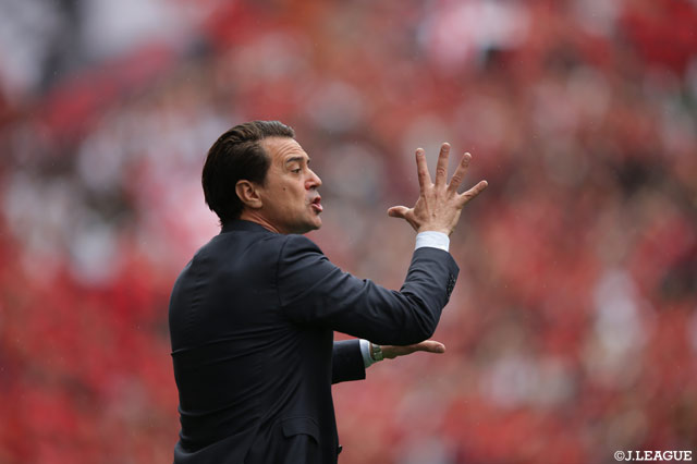 選手たちに指示を送る鳥栖のマッシモ フィッカデンティ監督【明治安田Ｊ１ 第14節 浦和vs鳥栖】