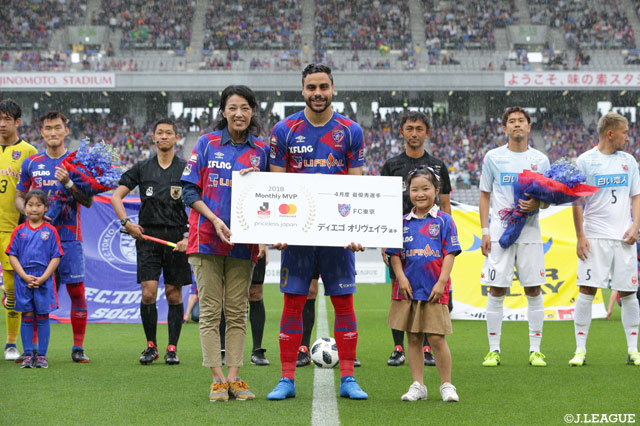 4月の月間MVPに選出されたディエゴ オリヴェイラ（FC東京）。試合前に表彰された【明治安田Ｊ１ FC東京vs札幌】