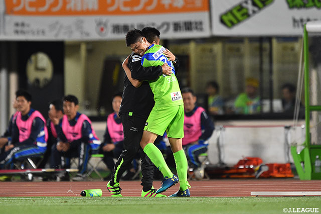 2点目を決めた鈴木 国友（湘南）と曺 貴裁監督の熱い抱擁！【ルヴァンカップ GS 第6節 湘南vs長崎】
