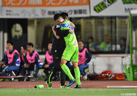 2点目を決めた鈴木 国友（湘南）と曺 貴裁監督の熱い抱擁！【ルヴァンカップ GS 第6節 湘南vs長崎】