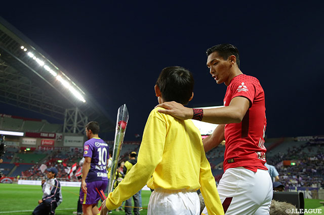 先日、エスコートキッズへ『ピッチ上から見た景色を覚えておいてほしい』と声をかけていると明かした槙野 智章（浦和）。この日も声をかける場面が見られた【ルヴァンカップ GS 第6節 浦和vs広島】