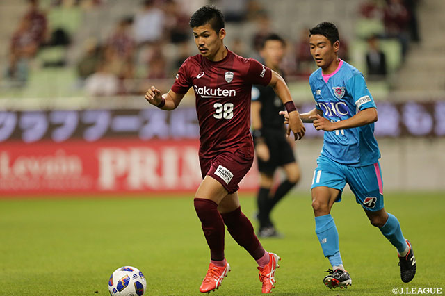 前線にボールを運ぶ佐々木 大樹（神戸）【ルヴァンカップ GS 第6節 神戸vs鳥栖】