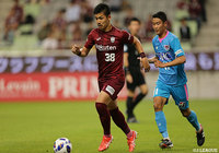 前線にボールを運ぶ佐々木 大樹（神戸）【ルヴァンカップ GS 第6節 神戸vs鳥栖】