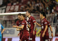 後半ATに劇的な同点弾を奪ったハーフナー マイク（神戸/#9）と祝福する選手たち【ルヴァンカップ GS 第6節 神戸vs鳥栖】