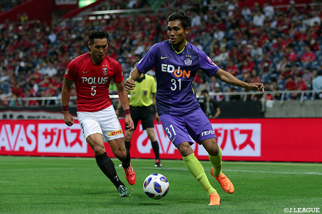 突破のタイミングを計るティーラシン（広島）とそれを許さない槙野 智章（浦和）【ルヴァンカップ GS 第6節 浦和vs広島】