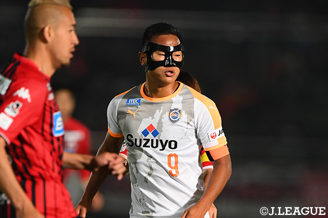 フェイスガードをつけて出場した鄭　大世（清水）はPKを沈めて勝利に貢献した【ルヴァンカップ GS 第6節 札幌vs清水】