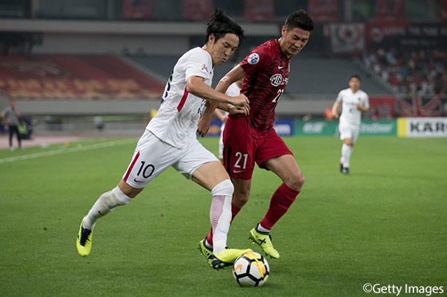 相手DFをかいくぐり、サイドからクロスを供給する金崎 夢生（鹿島）【ACL ラウンド16 第2戦上海上港vs鹿島】