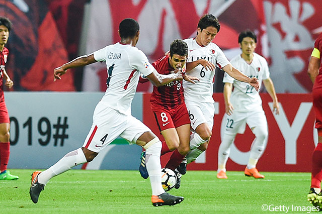 上海上港のキーマン、オスカルへ激しいチェックをみせる永木 亮太（鹿島/#6）とカバーするレオ シルバ（鹿島/#4）【ACL ラウンド16 第2戦上海上港vs鹿島】