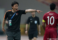 試合終盤に差し掛かり、げきを飛ばす大岩 剛監督。チームを10年ぶりのベスト8進出に導いた【ACL ラウンド16 第2戦上海上港vs鹿島】