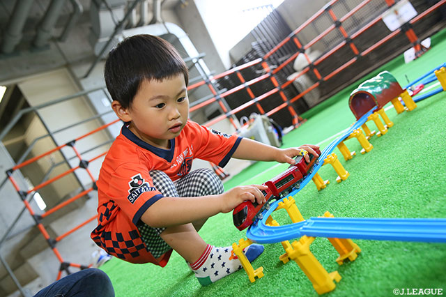 「プラレール」体験コーナーに夢中！【明治安田Ｊ２ 第15節 大宮vs岐阜】