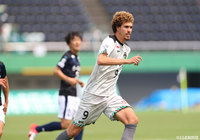 1点ビハインドの相模原は、ジョン ガブリエルがPKを落ち着いてゴール右隅へ流し込み同点ゴールを奪取した【明治安田Ｊ３ 第11節 鹿児島vs相模原】