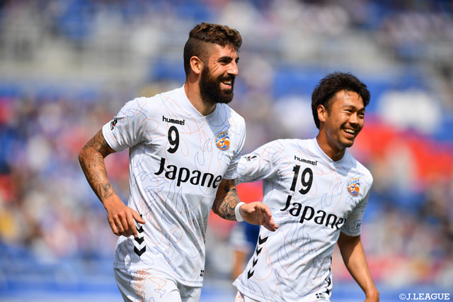 ゴール前でフリーになったファンマ（長崎）が左サイドからのクロスを押し込み先制点を獲得【明治安田Ｊ１ 第15節 横浜FMvs長崎】