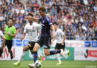 この試合でＪ１通算100試合出場を達成した長沢 駿（Ｇ大阪）は、得点にはならなかったが果敢にシュートを放った【明治安田Ｊ１ 第15節 Ｇ大阪vs浦和】